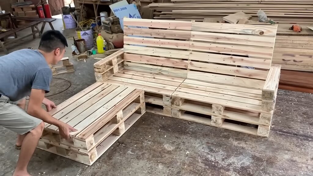 Postavljanje paleta u ugaoni raspored pre trajnog povezivanja