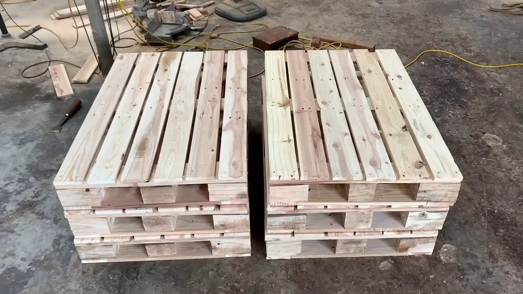 Pripremljene drvene palete složene i poravnate pre početka izrade ugaone garniture
