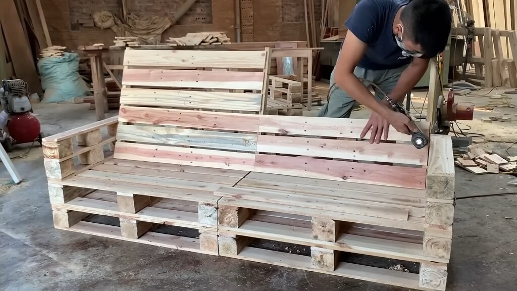 Podešavanje blagog nagiba naslona radi pravilnog položaja leđa