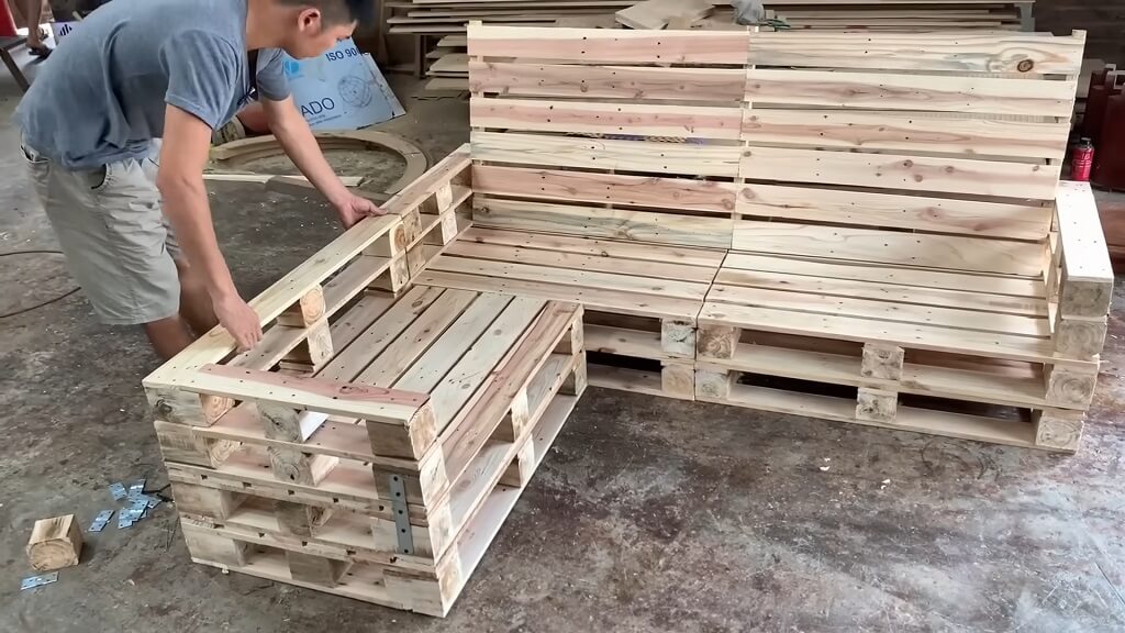 Spajanje paleta metalnim spojnicama radi stabilnosti ugaone garniture