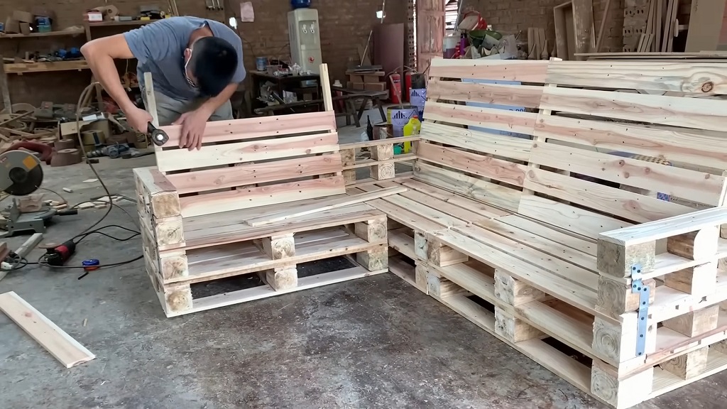 Šrafljenje naslona i bočnih nosača za dodatnu čvrstoću konstrukcije