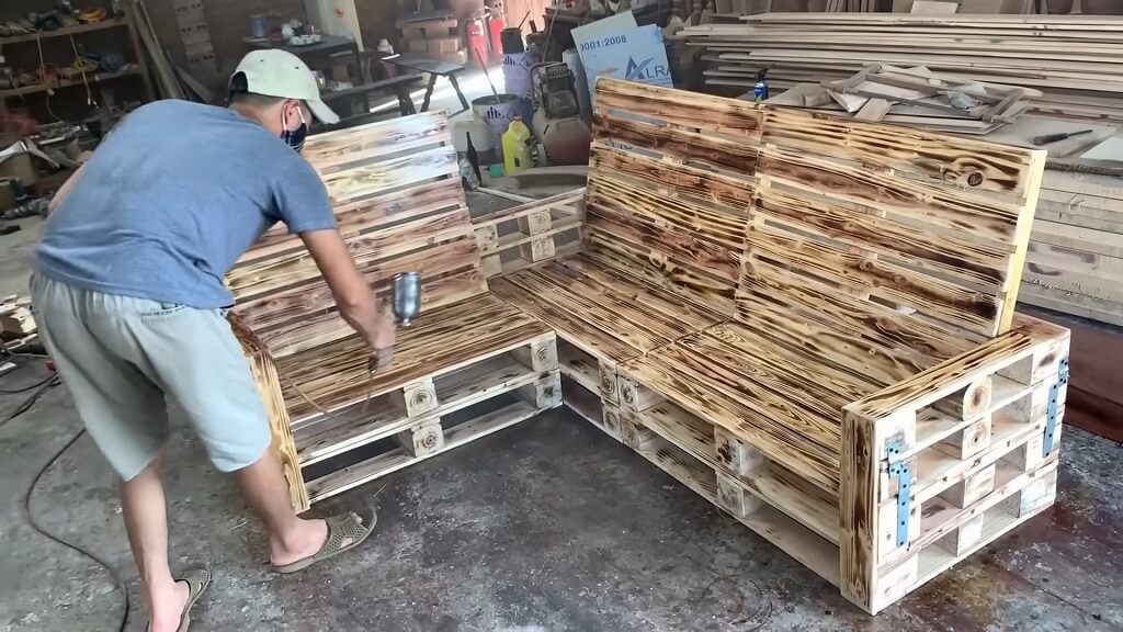 Nanošenje zaštitnog premaza na drvenu garnituru od paleta